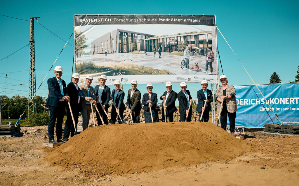 Spatenstich Modellfabrik Papier